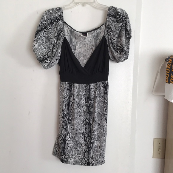 wrapper Tops - SOLDBlack and white babydoll puffy sleeve blouse