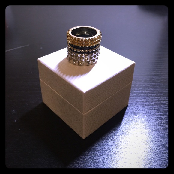 Set of spiked rings