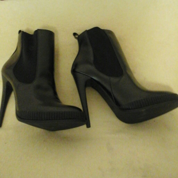 Zara High heel booties nwot