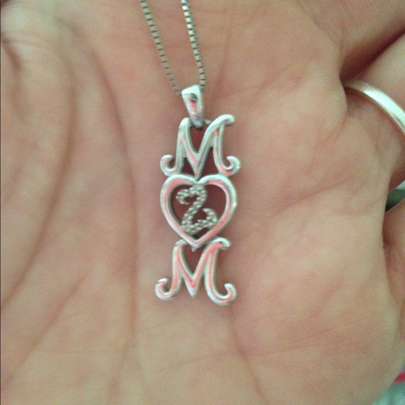Very pretty open heart mom necklace