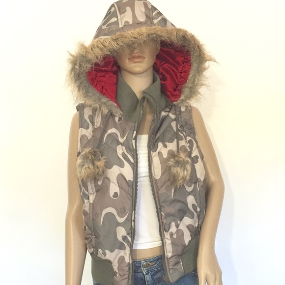 Camouflage puffed vest