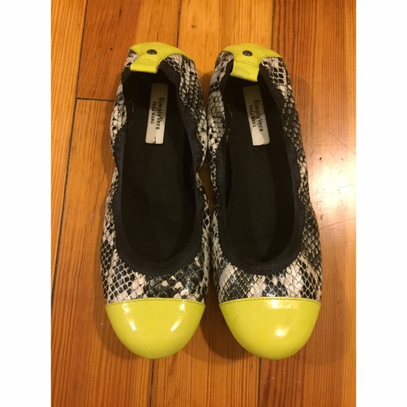 🌾SALE🌾Simply Vera by Vera Wang Neon Flats