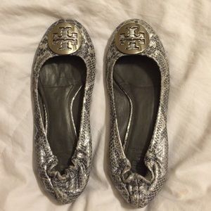 TORY BURCH Reva flats in silver snake print sz 7.