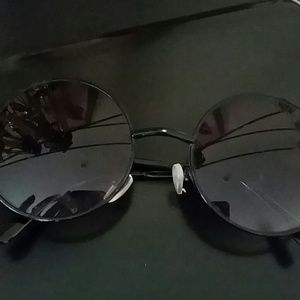 Black circle shaped sunglasses