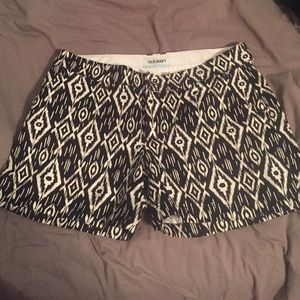 Black and white print Old Navy shorts