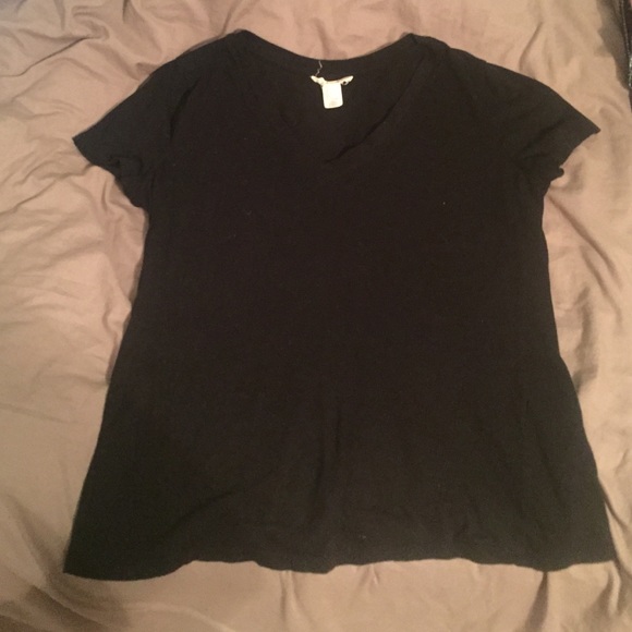 Black v-neck Forever 21 tee
