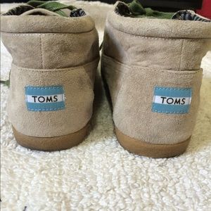 Grey suede toms