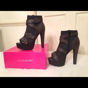 NEW NEVER WORN ShoeDazzle Treana Booties.