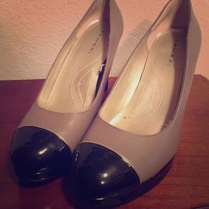 Tahari Black/Tan shoes sz 8M