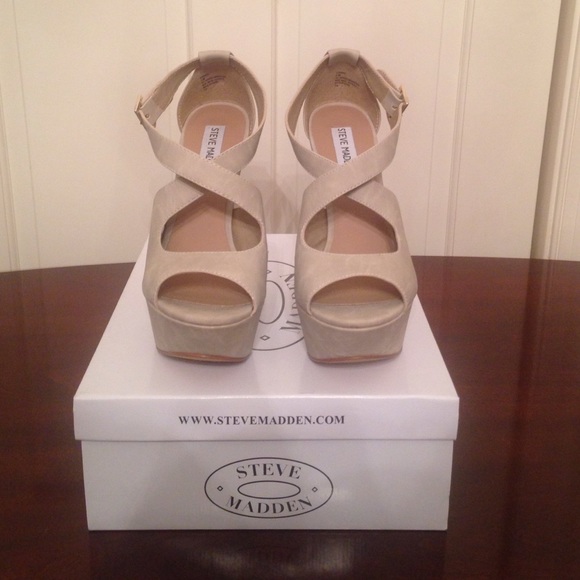 NEW NEVER WORN Steve Madden Wedge peep toe heel. - Picture 2 of 3