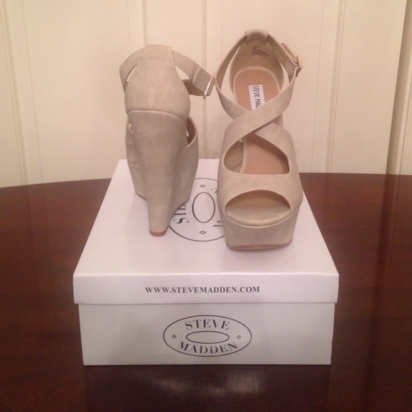 NEW NEVER WORN Steve Madden Wedge peep toe heel. - Picture 3 of 3