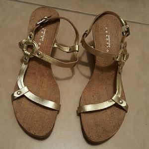 Ladies 8 Kenneth Cole Reaction gold wedges
