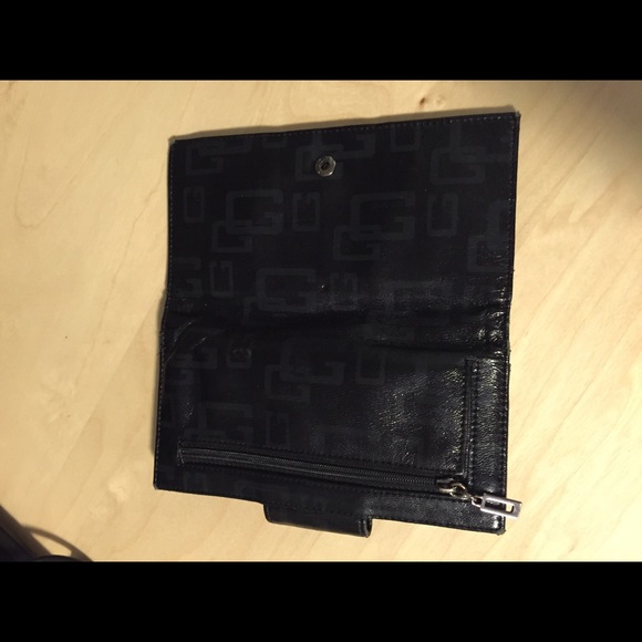 GUESS 🎀SOLD🎀 - Picture 3 of 3