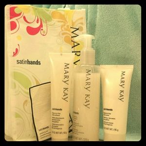 NWT Mary Kay Satin Hands Pampering Set