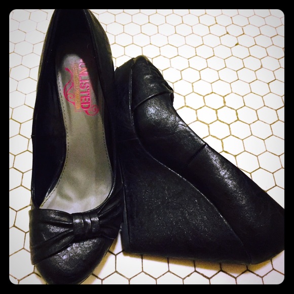 Black wedges- Unlisted by Kenneth Cole 😎