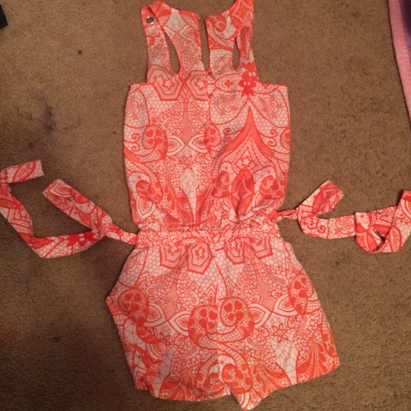 Orange & White polyester romper 🍊 - Picture 2 of 2