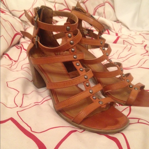 Mossimo brown stappy sandals with little heel