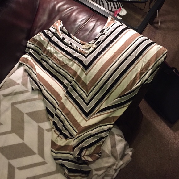 Stripe top with black to pop neutral colors.