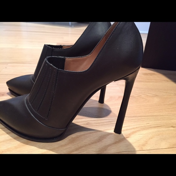 Lanvin Winter 2011 booties - outstanding condition