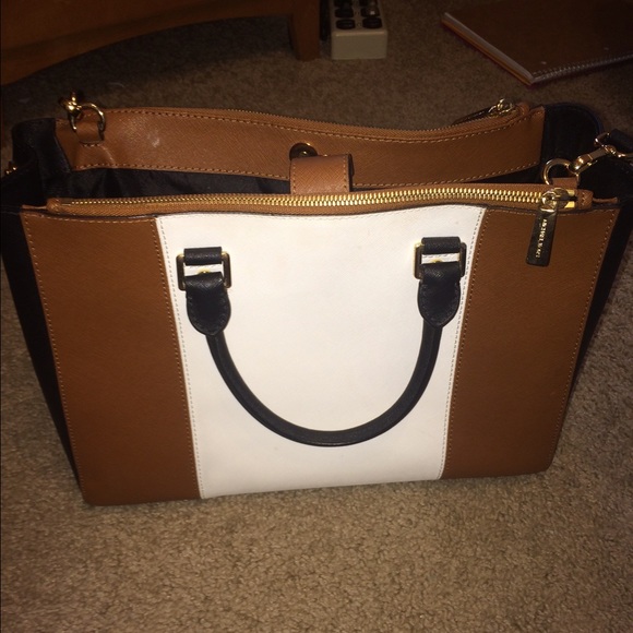 NEW MICHAEL KORS SUTTON HANDBAG - Picture 2 of 4