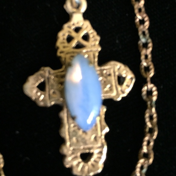 Gold tone chain and cross - Picture 2 of 2