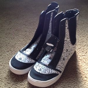 RARE women's entnies high top size 9.5