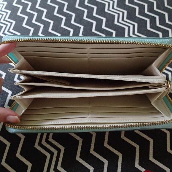 Kate Spade Summer Wallet - Picture 3 of 3