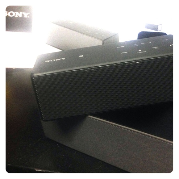 @briannavanette  🌺🌺bump music at the pool🌺trade