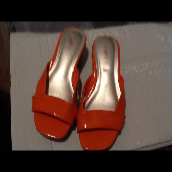 Orange size 6 wedge slide