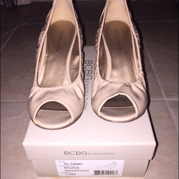BCBGeneration Nude wedge size 7.5