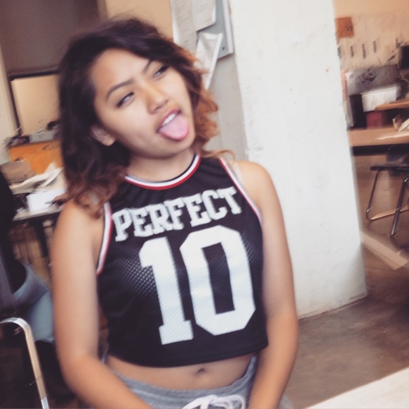 Cropped basketball like shirt. - Picture 3 of 3