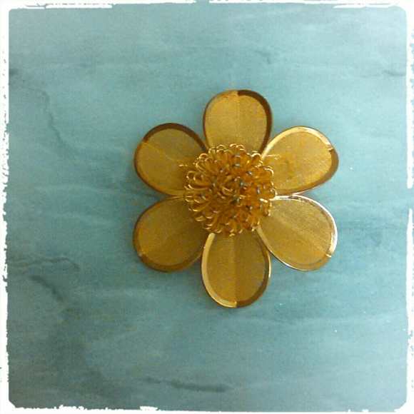 Vintage Accessories - VINTAGE GOLD ANTIQUE FLOWER BROACH / PIN