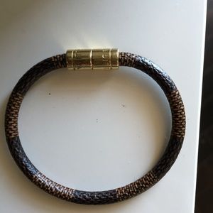 Louis Vuitton Damier braclet authentic.