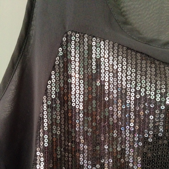 Beautiful grey sequin top - Picture 3 of 4