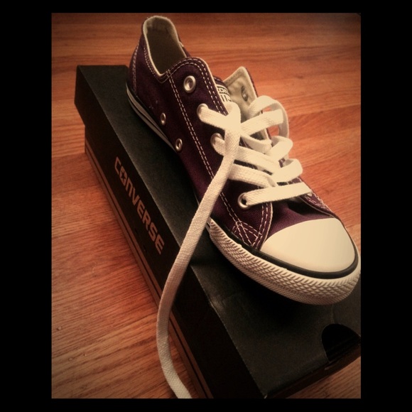 NWT size 7 All Star Lo Top Chuck Taylor