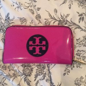 Tory Burch Patent Leather continental Wallet