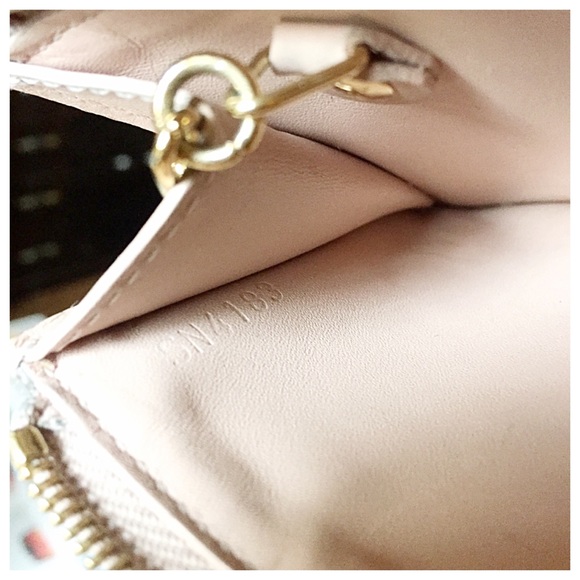 ❌SOLD❌ Louis Vuitton Vernis Key Pouch - Picture 4 of 4