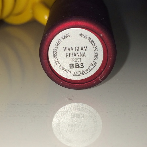 Mac's: Viva Glam Rihanna.