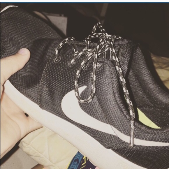 A pair of Nike roshes . Good condition !