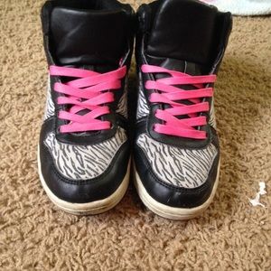 Black zebra skater shoes with pink laces