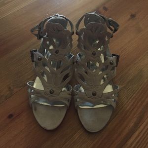 Beautiful light gray sandals.