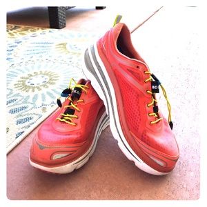 Hoka one one bindi 3 running shoe