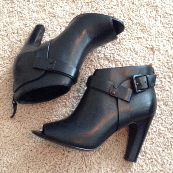 Vince Camuto Shoes - Vince Camuto Nikoletta black booties