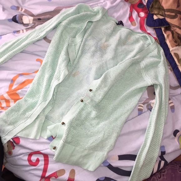 Worn once . American sweater . Pretty color !