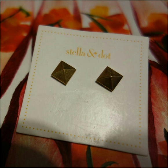 Stella & Dot Jewelry - Stella & Dot gold Cleopatra studs