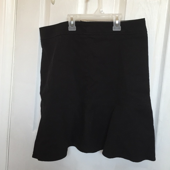 Black gap skirt.