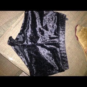 Medium high waist velvet shorts