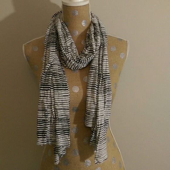 Black and white scarf - Picture 2 of 2
