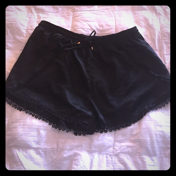 Polyester shorts with lace