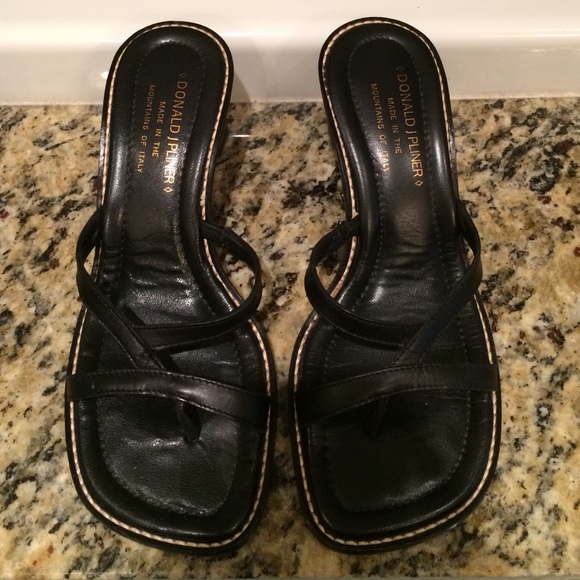 Comfortable Donald Pliner black sandals! - Picture 1 of 4